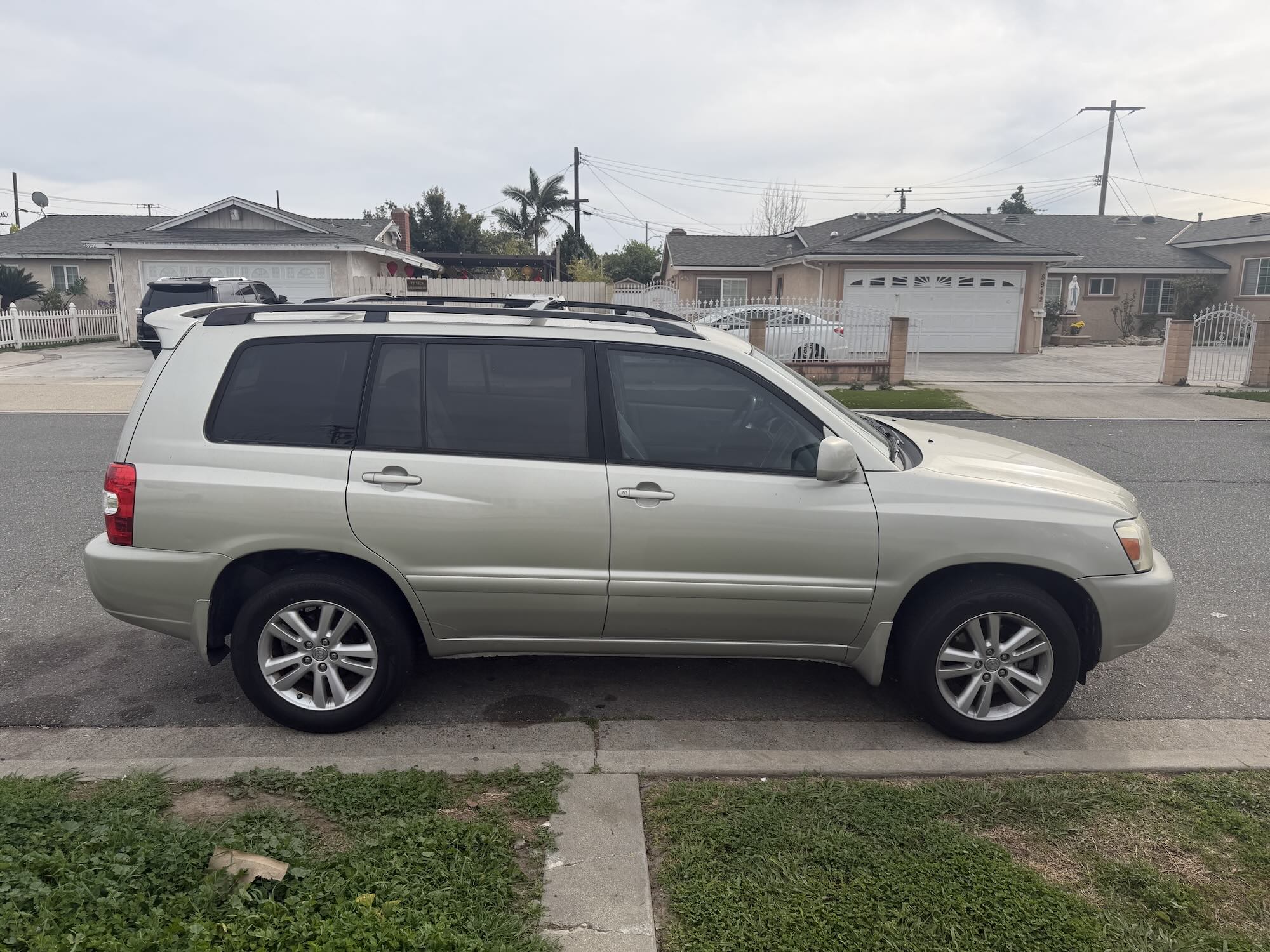 A used silver Toyota Highlander SUV purchased for cash by GoCarBuyer in Los Angeles, California
